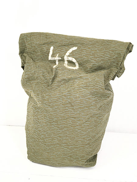 雑貨 古着 80s 東ドイツ軍 「46」 レイン ドロップ カモ 迷彩 ミリタリー スクエア 巾着型 ランドリー バッグ 大型 古着