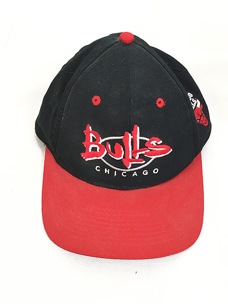 雑貨 古着 90s NBA CHICAGO BULLS ブルズ ロゴ 刺しゅう 6パネル キャップ 黒×赤 Free 帽子 古着